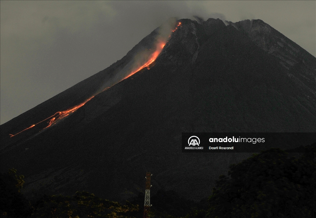 Endonezya'daki Merapi Yanardağı'nda volkanik hareketlilik kaydedildi