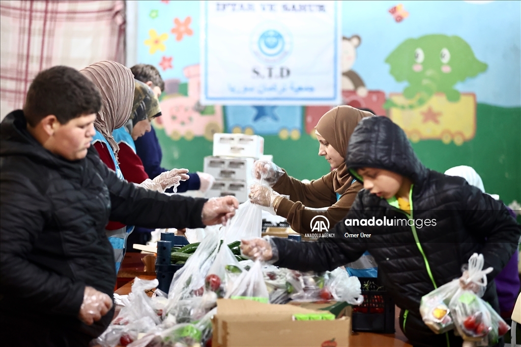 ترکمن‌های سوریه برای زلزله‌زدگان حاتای افطاری و سحری میدهند