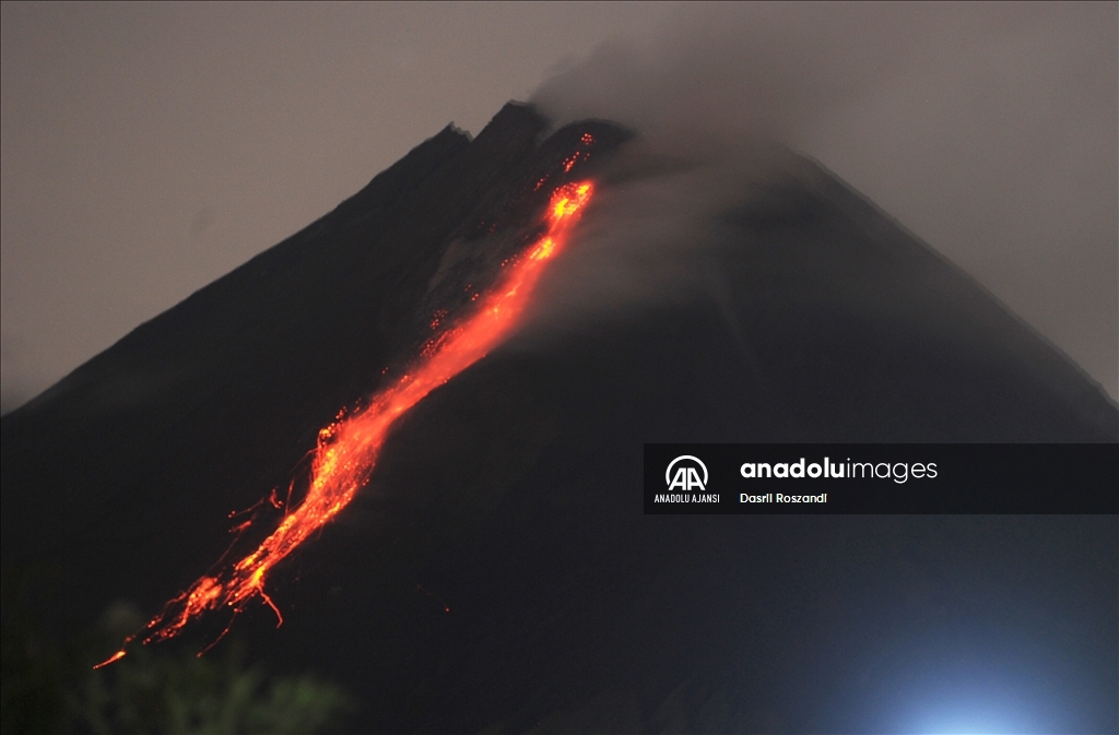 Endonezya'daki Merapi Yanardağı'nda volkanik hareketlilik kaydedildi