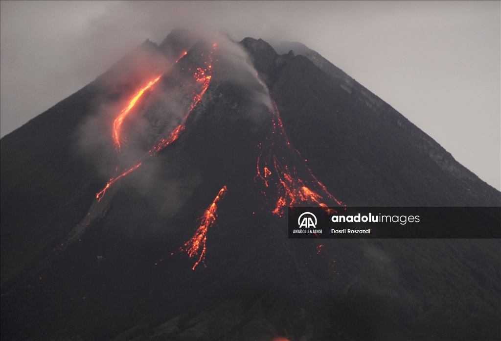 Endonezya'daki Merapi Yanardağı'nda volkanik hareketlilik kaydedildi