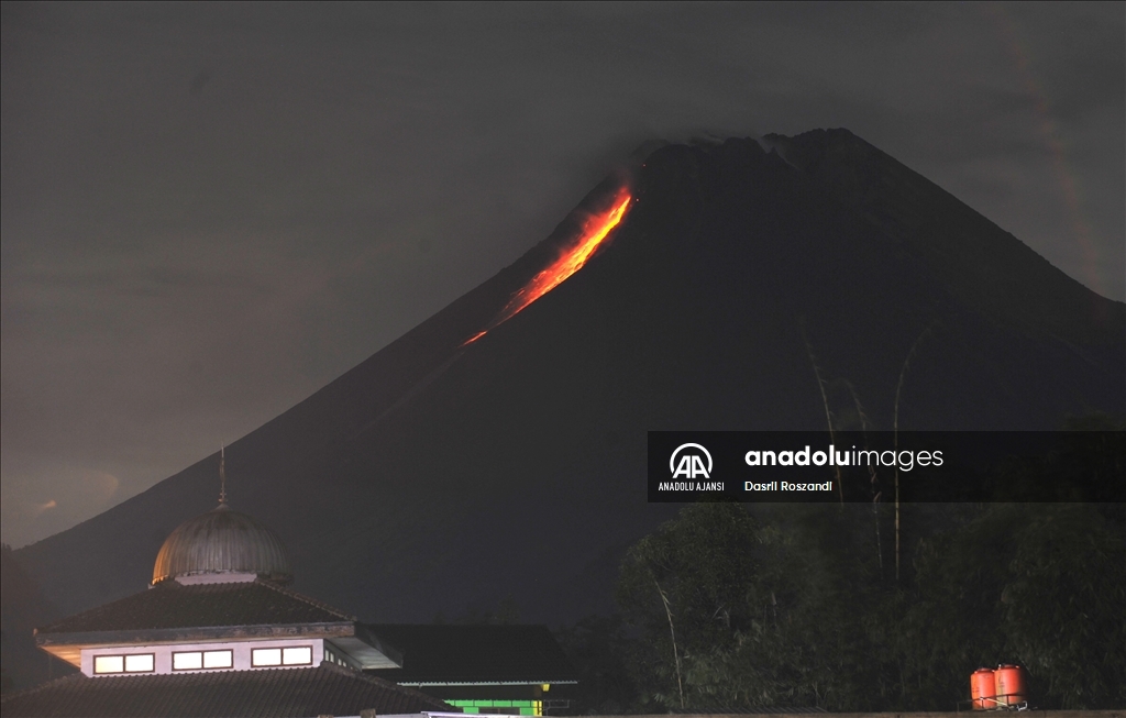 Endonezya'daki Merapi Yanardağı'nda volkanik hareketlilik kaydedildi