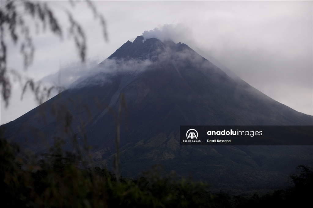 Endonezya'daki Merapi Yanardağı'nda volkanik hareketlilik kaydedildi