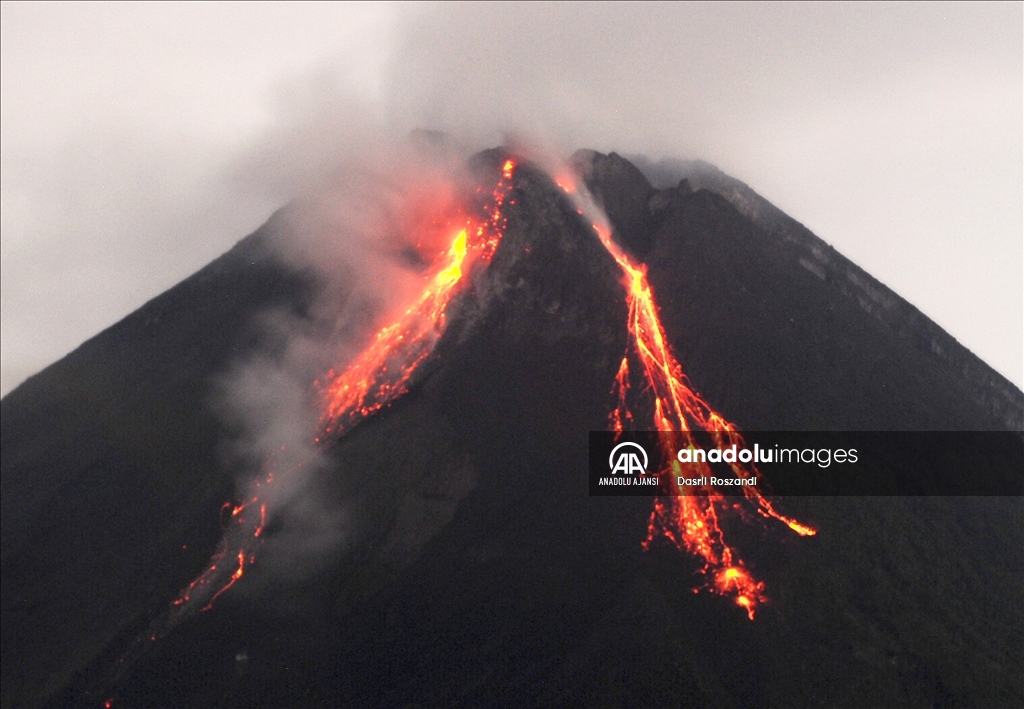 Endonezya'daki Merapi Yanardağı'nda volkanik hareketlilik kaydedildi