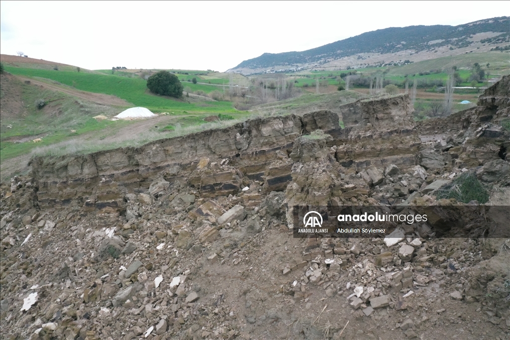 Adıyaman'da depremlerin ikiye böldüğü tepelik alan görüntülendi