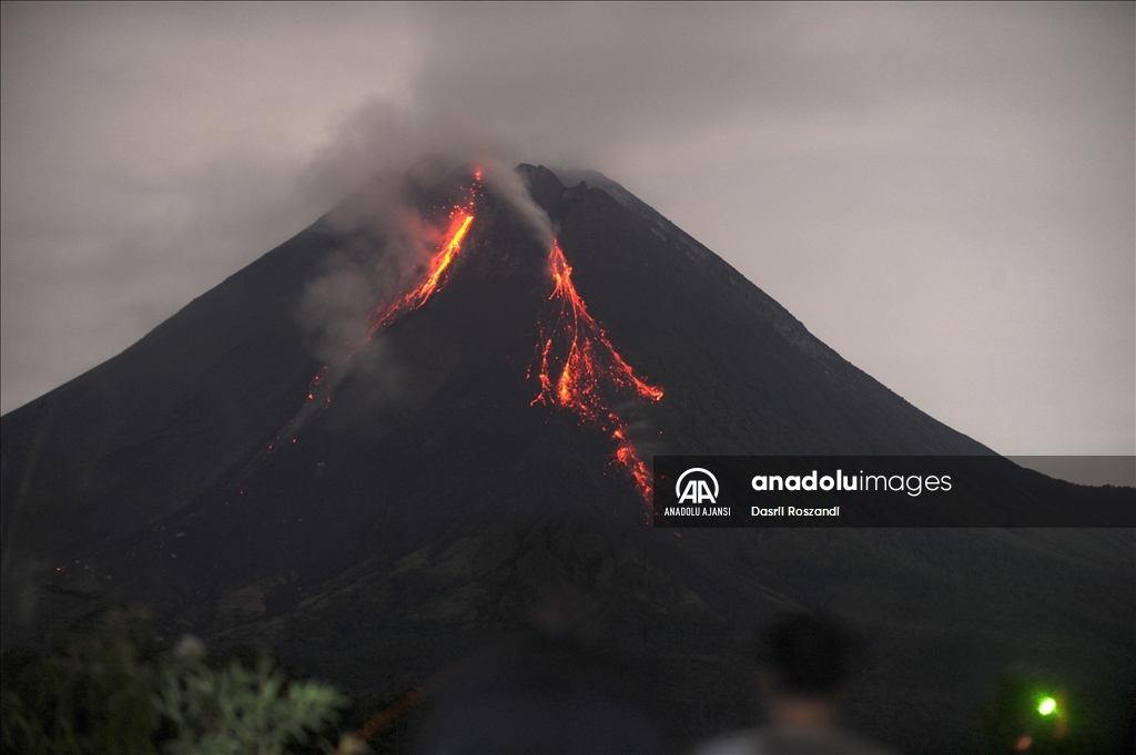 Endonezya'daki Merapi Yanardağı'nda volkanik hareketlilik kaydedildi