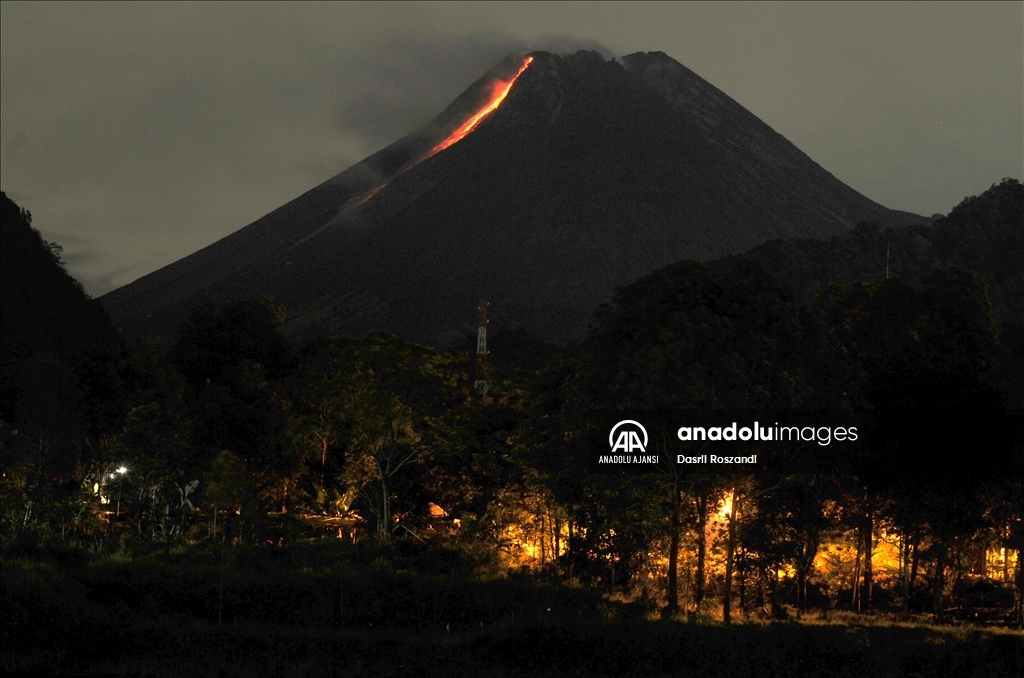Endonezya'daki Merapi Yanardağı'nda volkanik hareketlilik kaydedildi