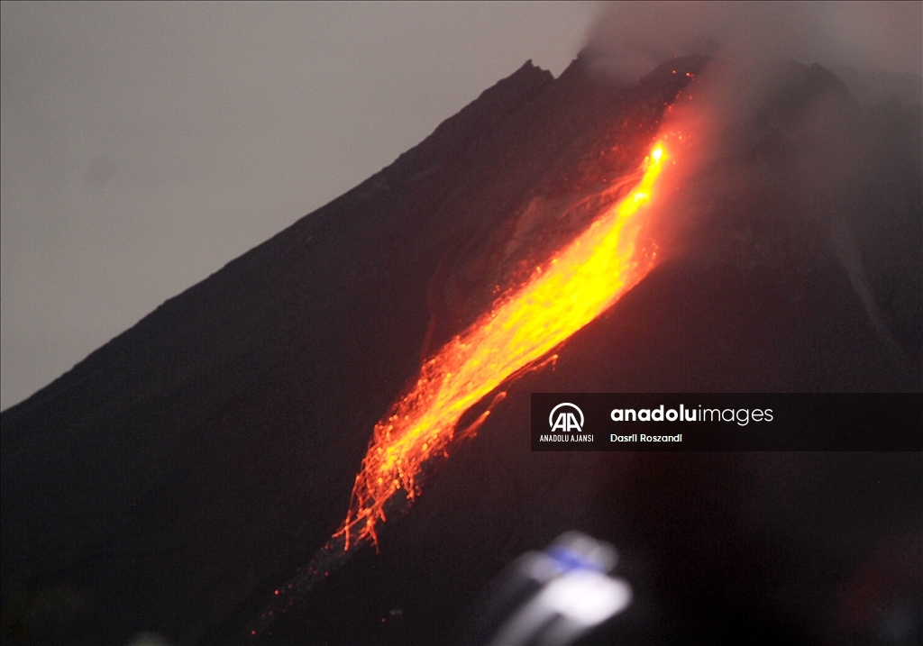 Endonezya'daki Merapi Yanardağı'nda volkanik hareketlilik kaydedildi