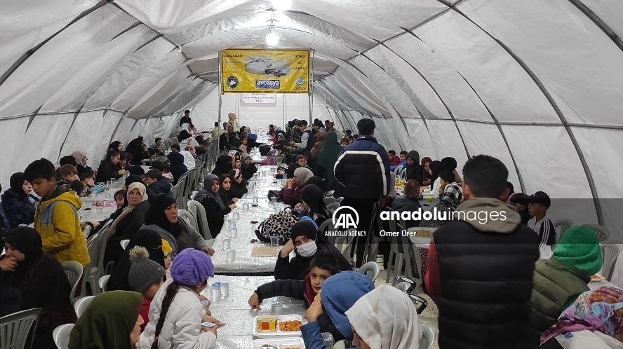 ترکمن‌های سوریه برای زلزله‌زدگان حاتای افطاری و سحری میدهند