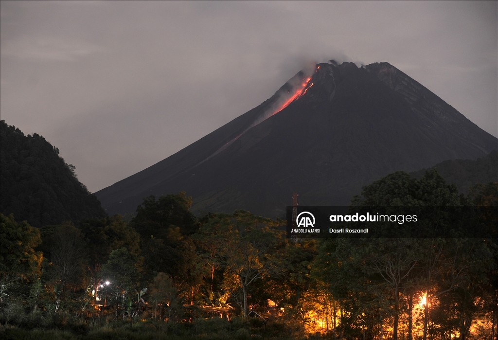 Endonezya'daki Merapi Yanardağı'nda volkanik hareketlilik kaydedildi