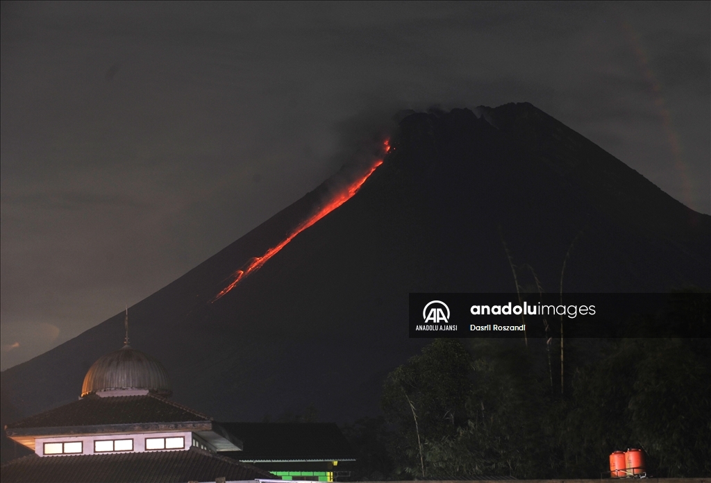 Endonezya'daki Merapi Yanardağı'nda volkanik hareketlilik kaydedildi