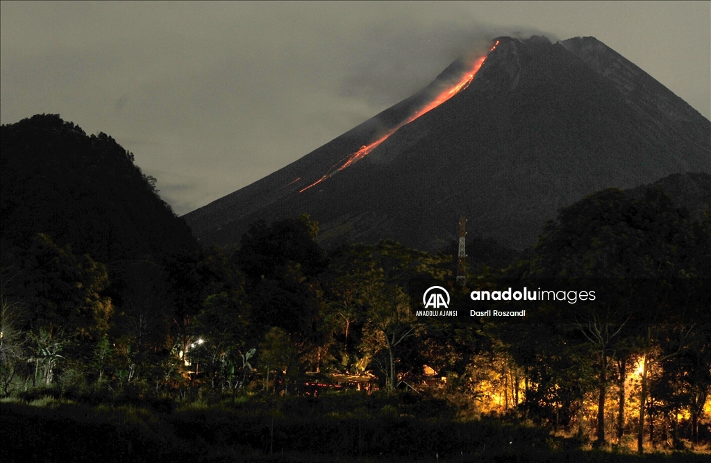 Endonezya'daki Merapi Yanardağı'nda volkanik hareketlilik kaydedildi