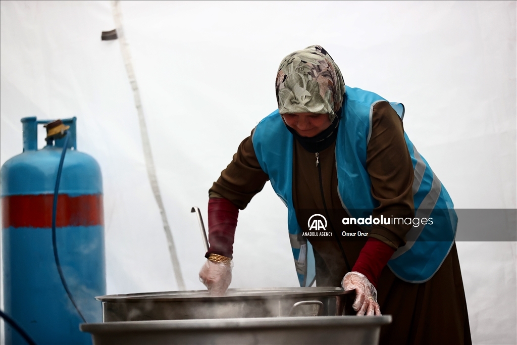 ترکمن‌های سوریه برای زلزله‌زدگان حاتای افطاری و سحری میدهند