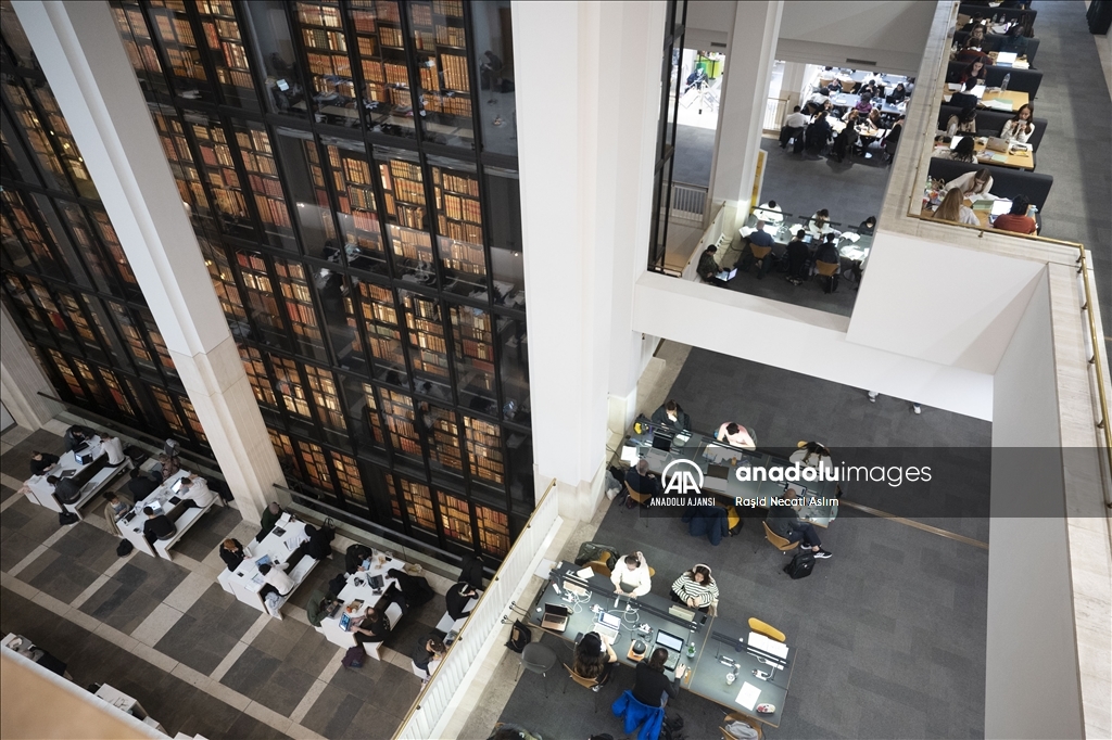 Londra kütüphaneleri koleksiyon büyüklüğü kadar mimarisiyle de dikkati çekiyor