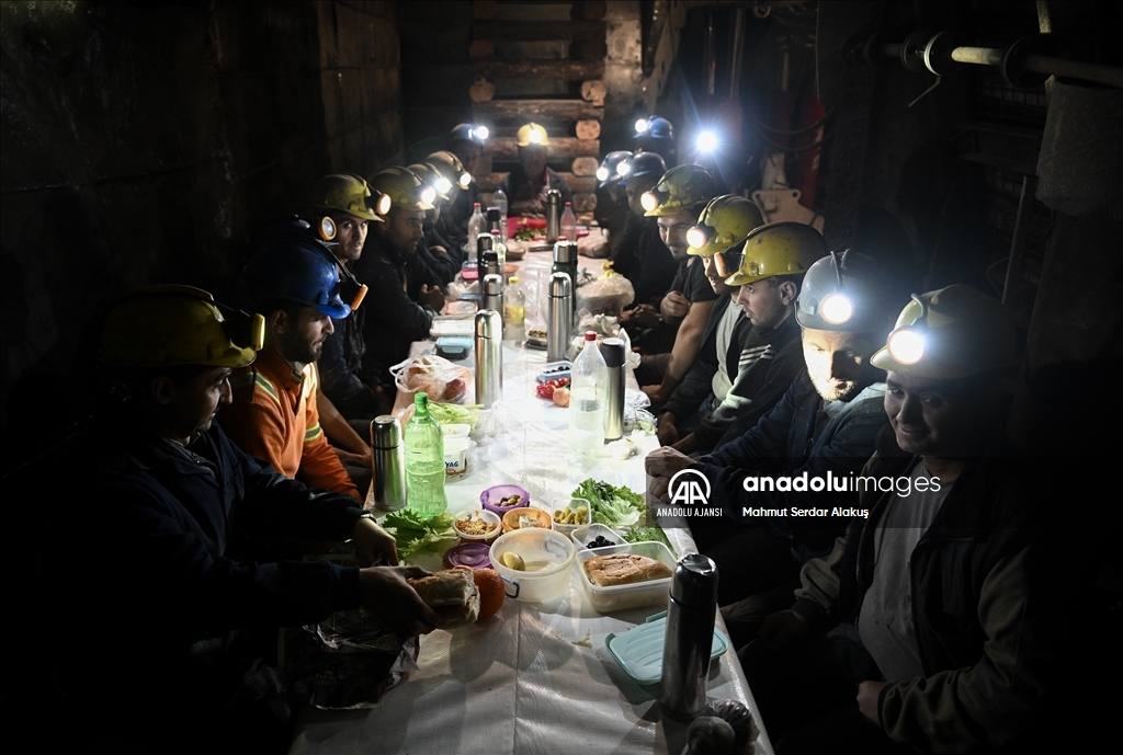 Somalı madencilerin iftar sofrası yerin metrelerce altında kuruluyor