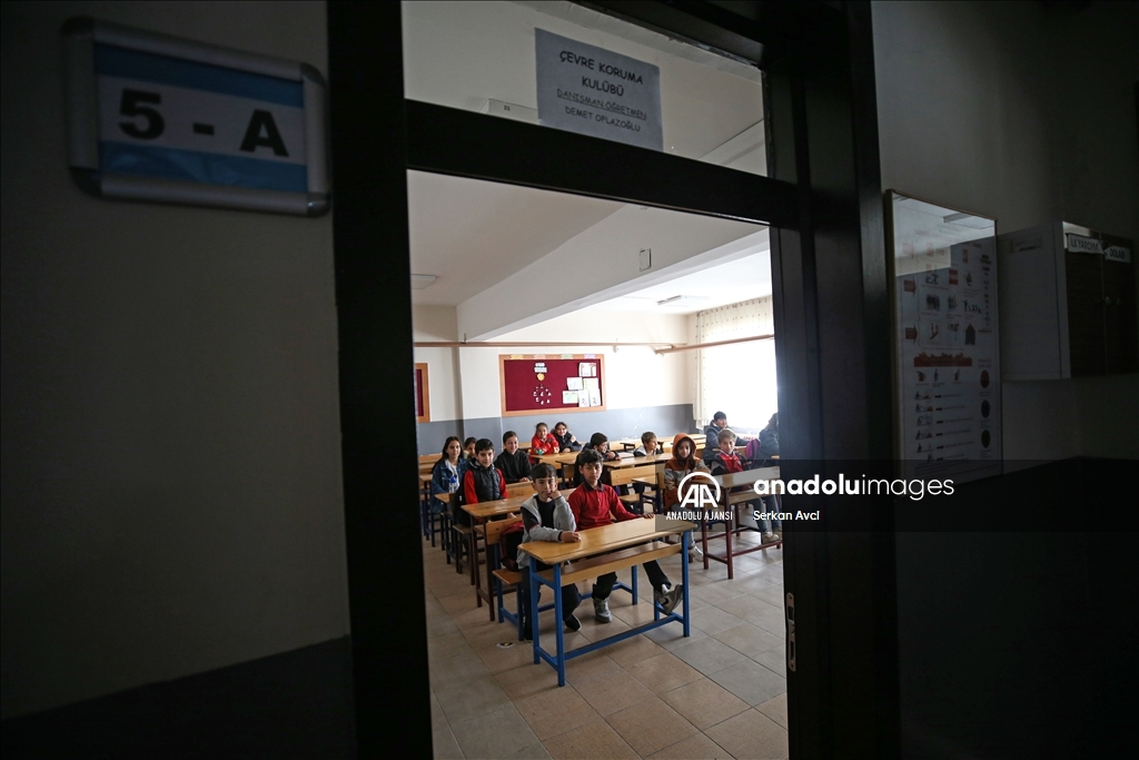 Depremin vurduğu Hatay'ın 7 ilçesindeki okullarda ders zili çaldı