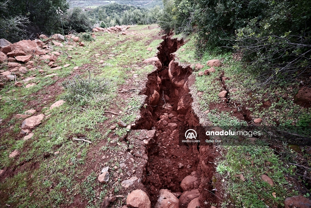 Hatay Hassa'daki yüzey kırıkları depremlerin etkisini gözler önüne seriyor