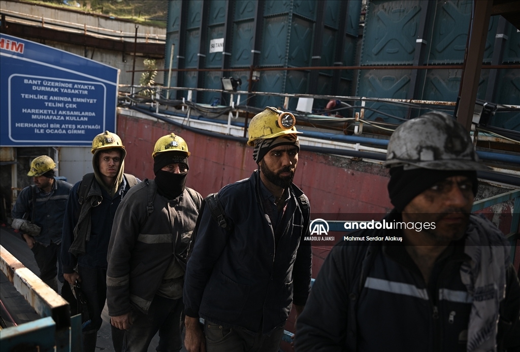 Somalı madencilerin iftar sofrası yerin metrelerce altında kuruluyor