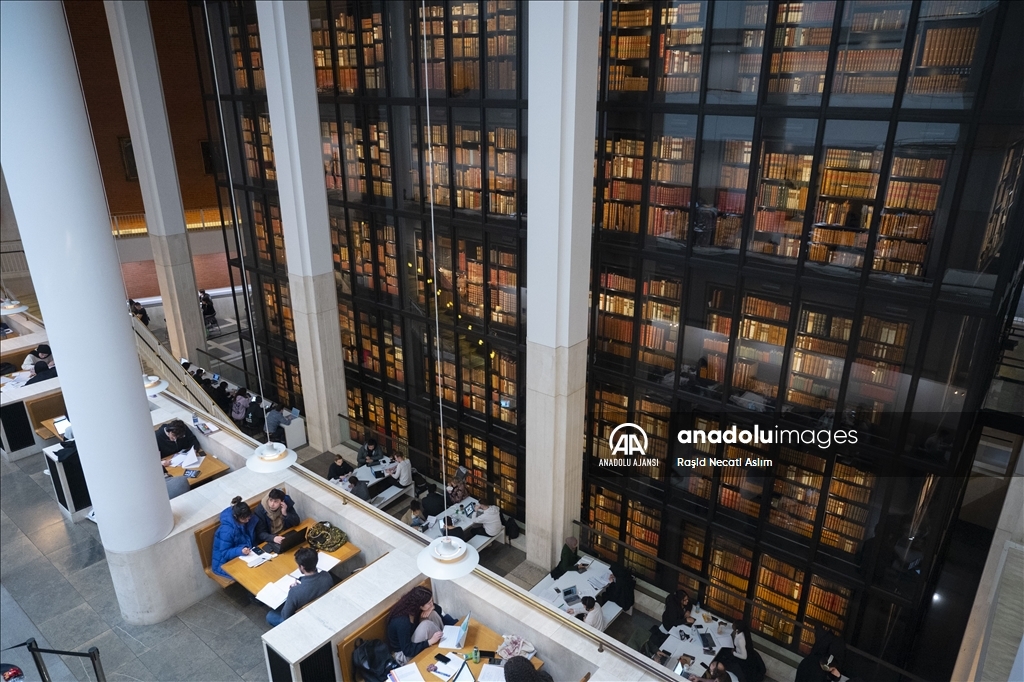 Londra kütüphaneleri koleksiyon büyüklüğü kadar mimarisiyle de dikkati çekiyor