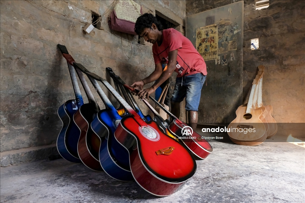 Hindistan'ın en büyük gitar üreticilerinden biri olan Chanditala Kaugachi köyü