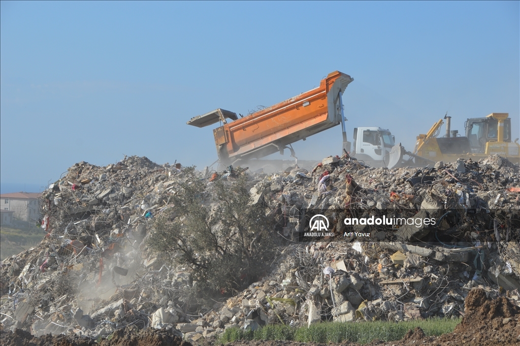 İskenderun'da yıkılan binaların enkazı 3 bin 635 dekarlık iki alanda toplanıyor