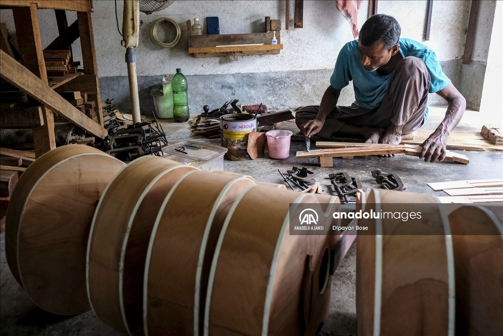 Hindistan'ın en büyük gitar üreticilerinden biri olan Chanditala Kaugachi köyü