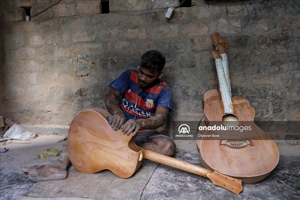 Hindistan'ın en büyük gitar üreticilerinden biri olan Chanditala Kaugachi köyü