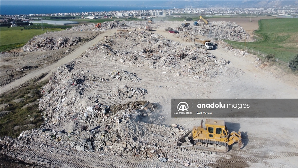 İskenderun'da yıkılan binaların enkazı 3 bin 635 dekarlık iki alanda toplanıyor