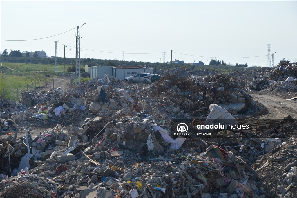 İskenderun'da yıkılan binaların enkazı 3 bin 635 dekarlık iki alanda toplanıyor