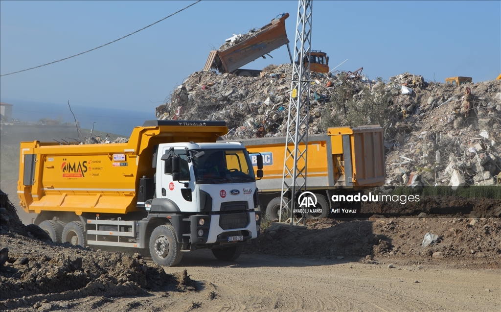 İskenderun'da yıkılan binaların enkazı 3 bin 635 dekarlık iki alanda toplanıyor