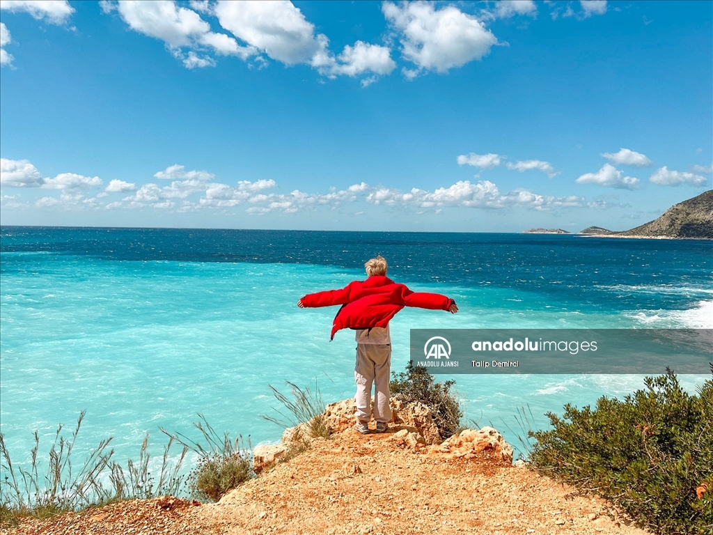 Kaputaş Plajı turkuaz rengi deniziyle göz kamaştırıyor 