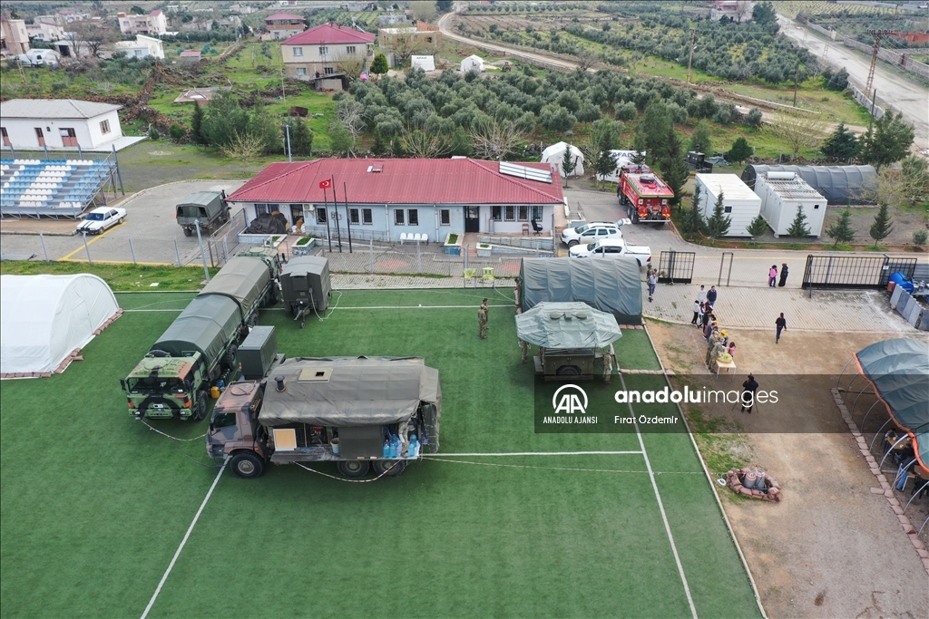 Mehmetçik tüm ihtiyaçlarında depremzedelerin yanında oluyor