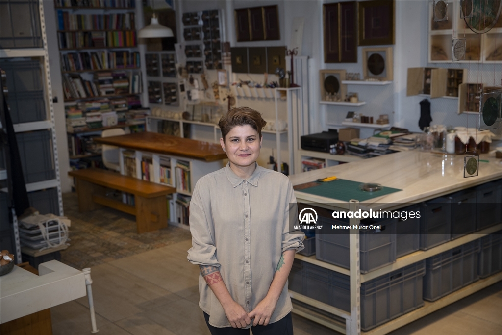 خلق آثار هنری با استفاده از مواد طبیعی توسط هنرمند ترکیه‌ای