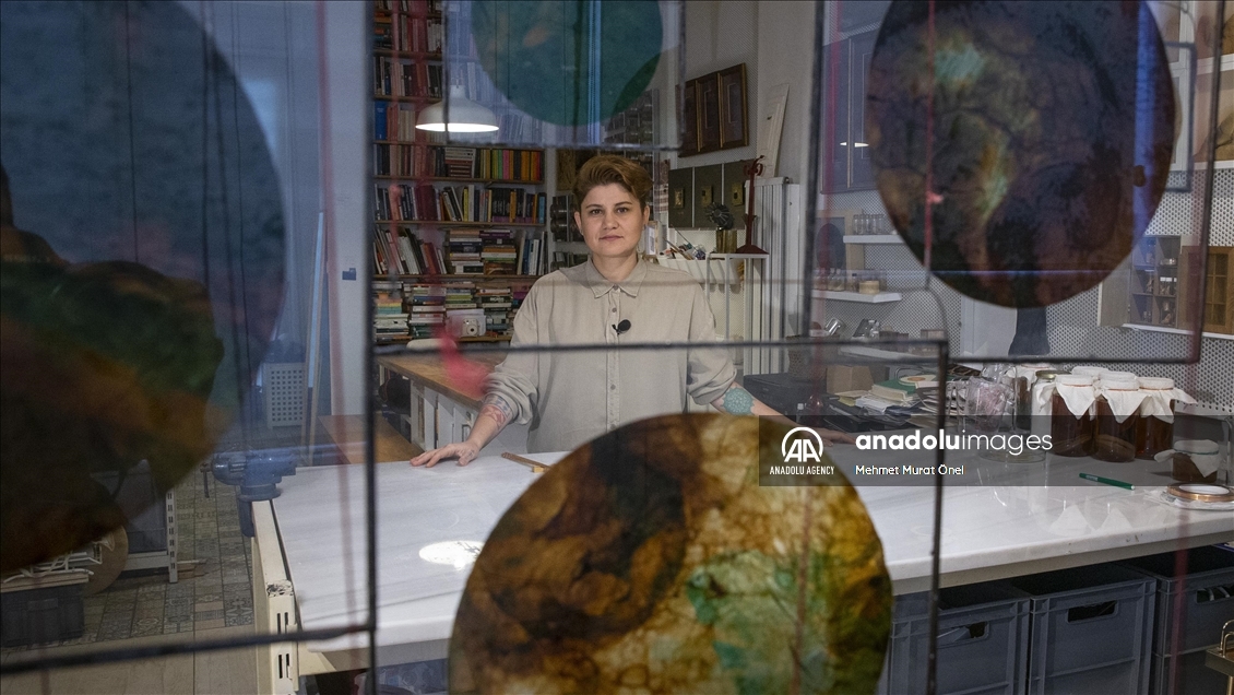 خلق آثار هنری با استفاده از مواد طبیعی توسط هنرمند ترکیه‌ای