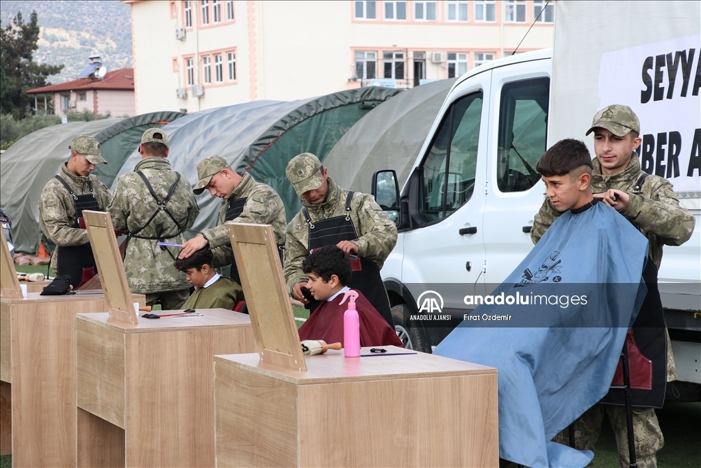 Mehmetçik tüm ihtiyaçlarında depremzedelerin yanında oluyor