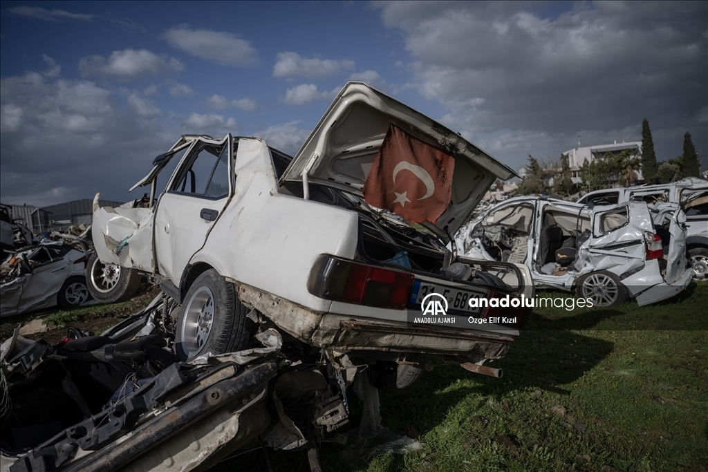 Hatay'daki "araba mezarlığı" felaketin boyutunu gözler önüne seriyor