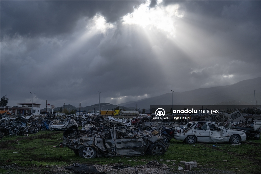 Hatay'daki "araba mezarlığı" felaketin boyutunu gözler önüne seriyor