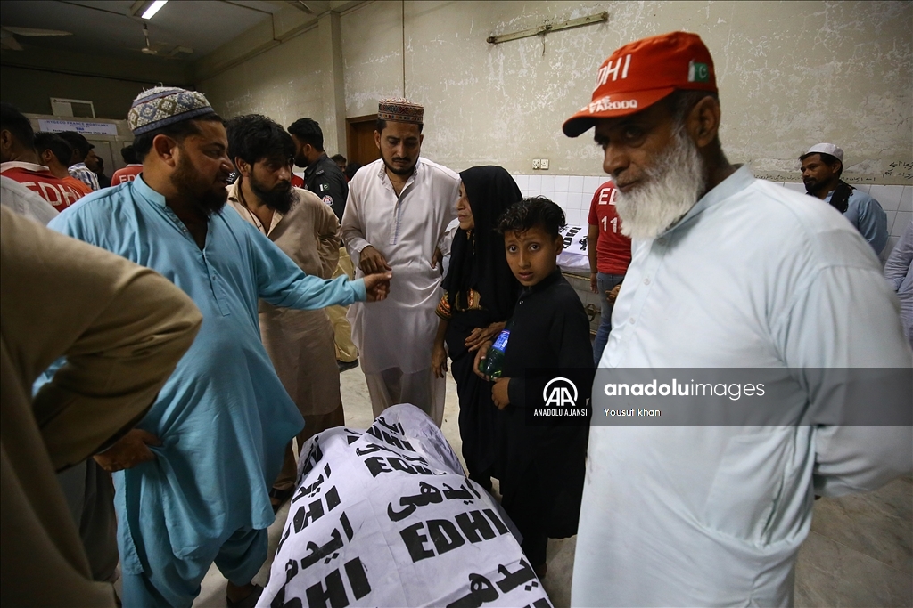Pakistan'da kumanya dağıtımında yaşanan izdihamda 11 kişi öldü