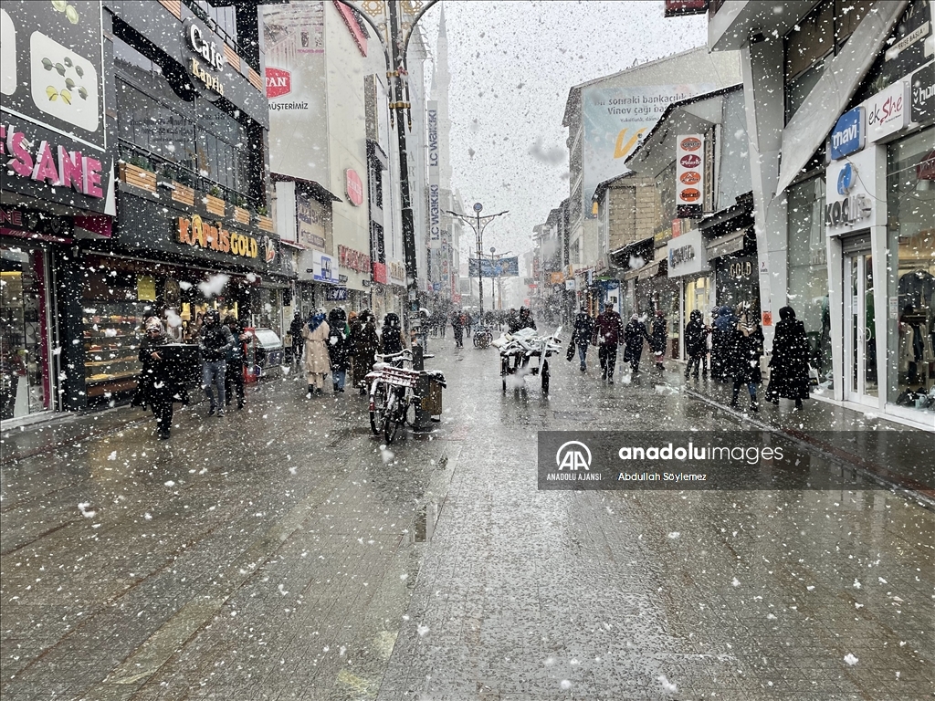 Ağrı'da etkili olan kar etrafı beyaza bürüdü