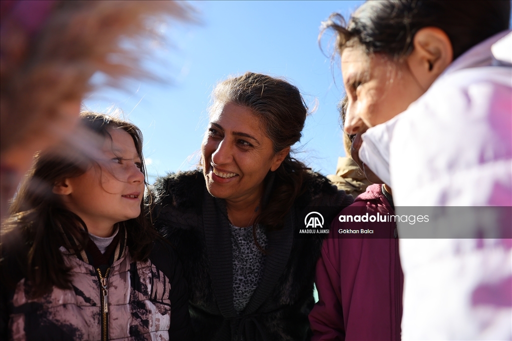 Depremzede Meral öğretmen aynı kaderi paylaştığı çocuklara umut oluyor