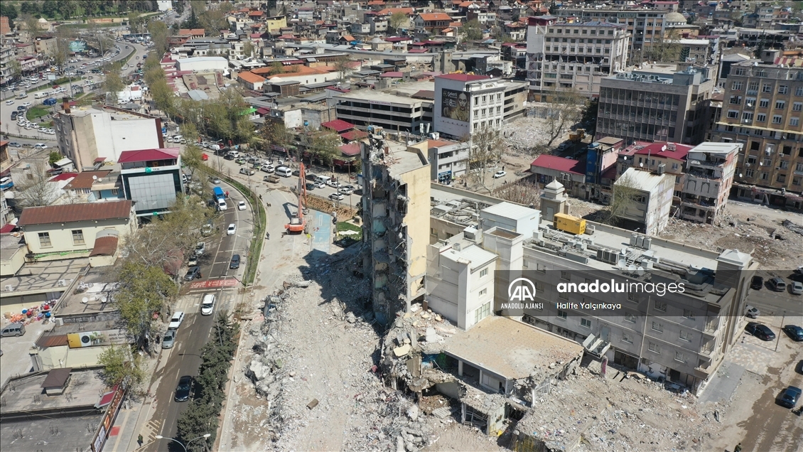 Kahramanmaraş'ta bina yıkım ve enkaz kaldırma çalışmaları 18 mahallede devam ediyor