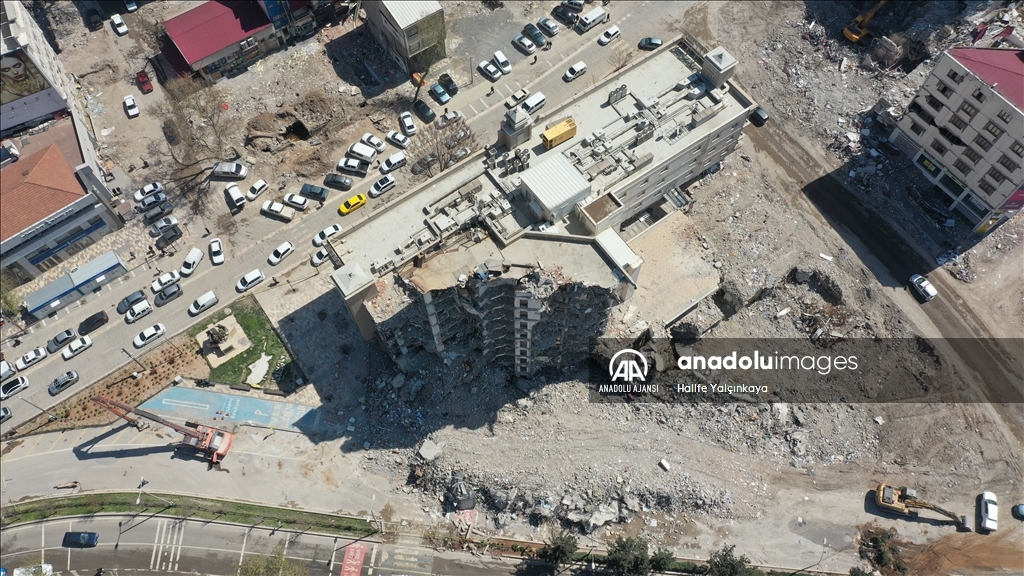 Kahramanmaraş'ta bina yıkım ve enkaz kaldırma çalışmaları 18 mahallede devam ediyor