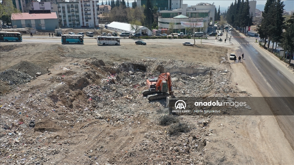 Kahramanmaraş'ta bina yıkım ve enkaz kaldırma çalışmaları 18 mahallede devam ediyor