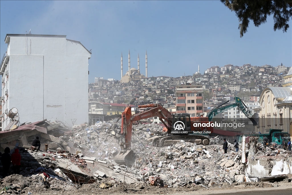 Kahramanmaraş'ta bina yıkım ve enkaz kaldırma çalışmaları 18 mahallede devam ediyor