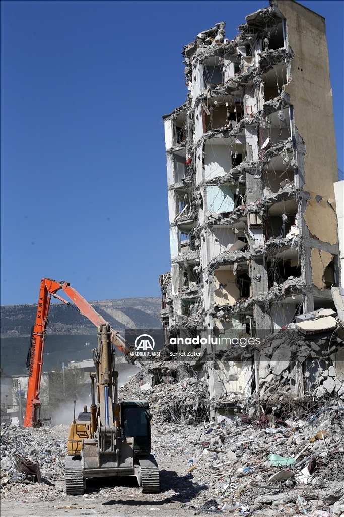 Kahramanmaraş'ta bina yıkım ve enkaz kaldırma çalışmaları 18 mahallede devam ediyor