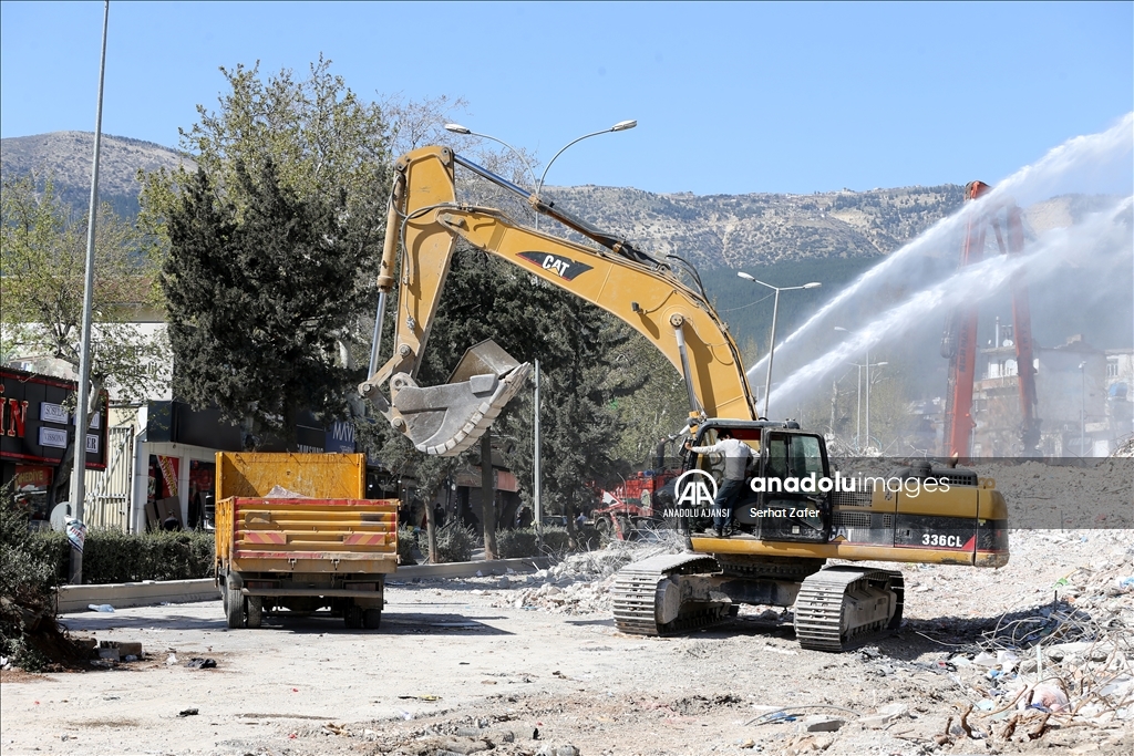 Kahramanmaraş'ta bina yıkım ve enkaz kaldırma çalışmaları 18 mahallede devam ediyor