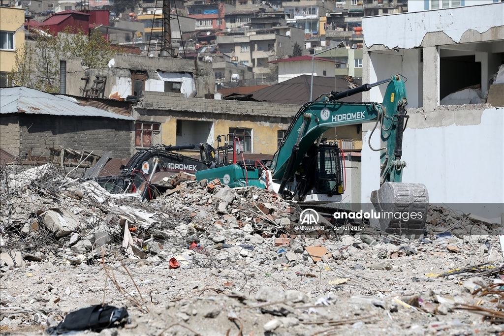 Kahramanmaraş'ta bina yıkım ve enkaz kaldırma çalışmaları 18 mahallede devam ediyor