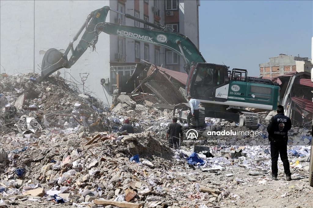 Kahramanmaraş'ta bina yıkım ve enkaz kaldırma çalışmaları 18 mahallede devam ediyor