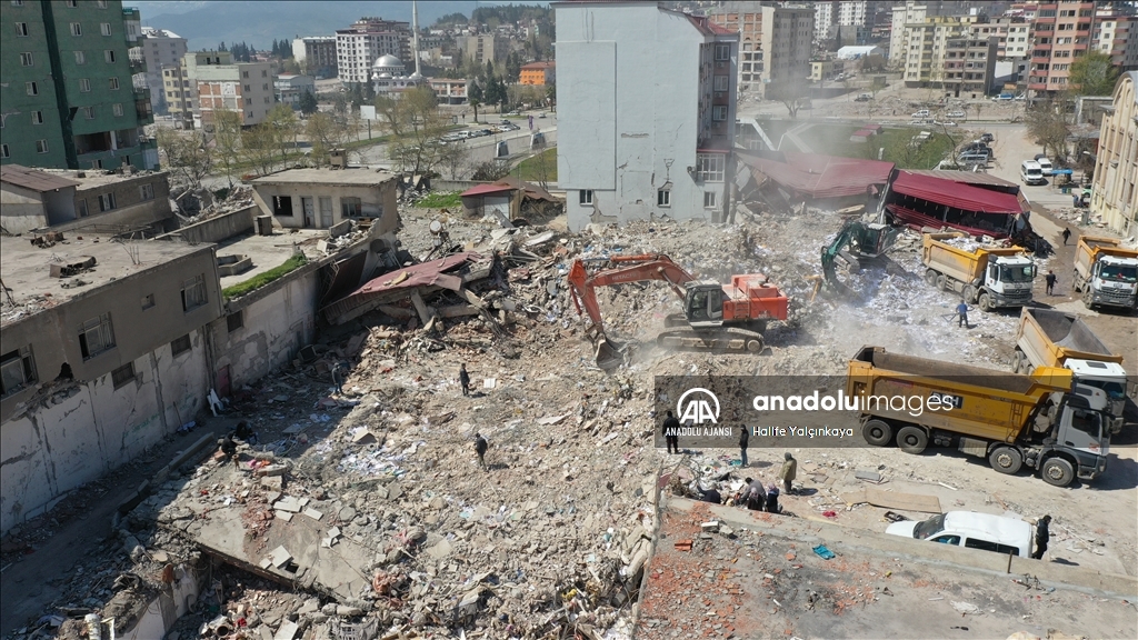 Kahramanmaraş'ta bina yıkım ve enkaz kaldırma çalışmaları 18 mahallede devam ediyor