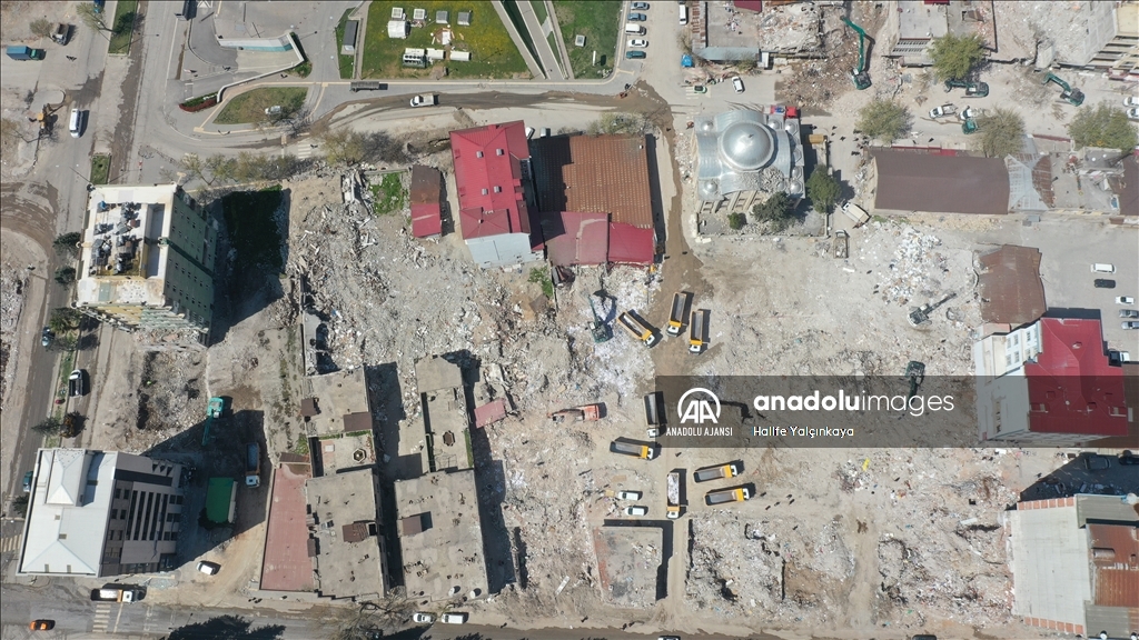 Kahramanmaraş'ta bina yıkım ve enkaz kaldırma çalışmaları 18 mahallede devam ediyor