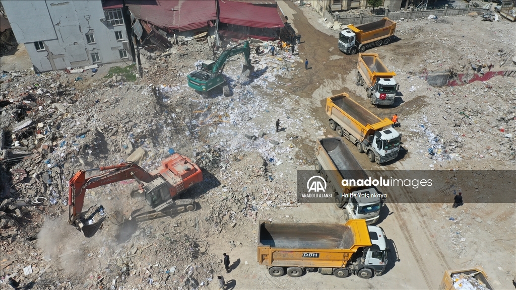 Kahramanmaraş'ta bina yıkım ve enkaz kaldırma çalışmaları 18 mahallede devam ediyor